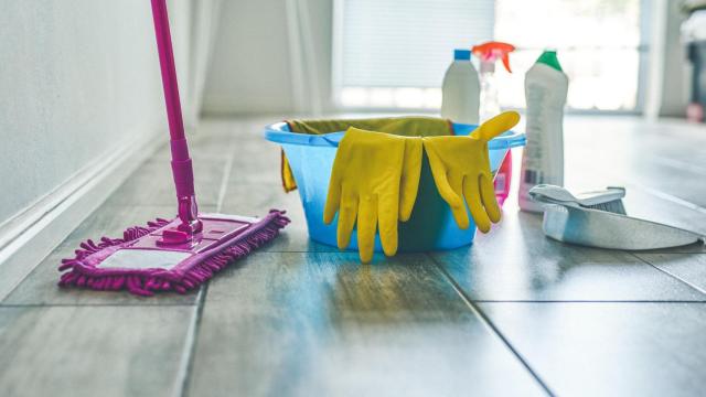 Muchos productos de limpieza que usamos en el hogar contienen químicos perjudiciales para el medioambiente.