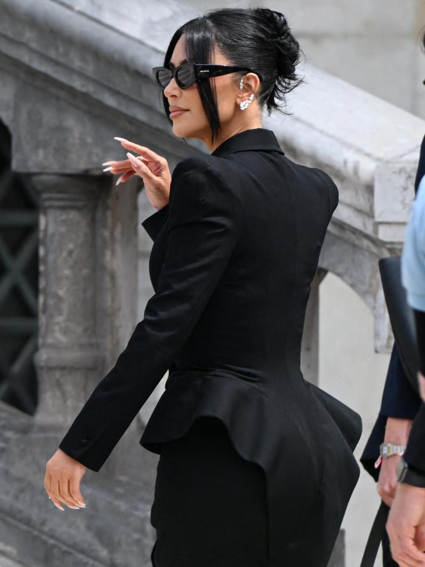 Kim Kardashian en la puerta de la corte de París.