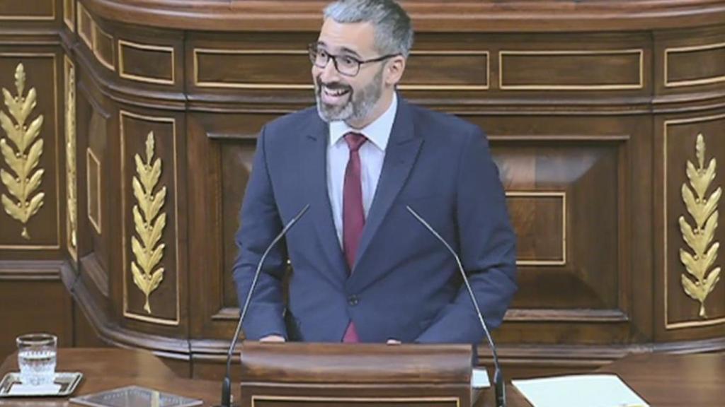 Francisco Lucas, diputado socialista en el Congreso por Murcia, se dirige a la bancada popular durante su intervención.
