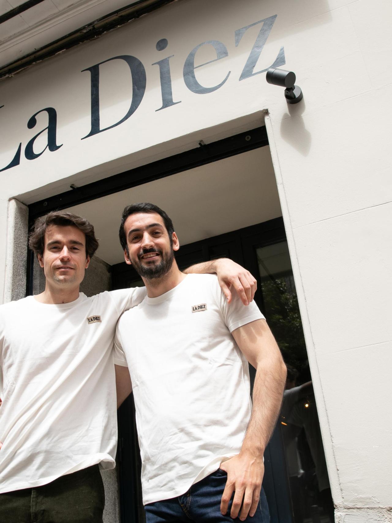 Luis Barranco y Álvaro Vallejo, en la fachada de su casa de las milanesas, La Diez.