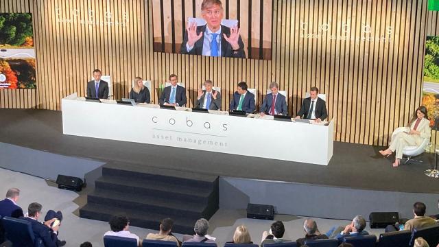 Francisco García Paramés, en el centro del escenario, junto a su equipo en la IX Conferencia Anual de Inversores de Cobas AM.