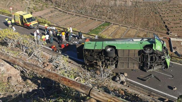 Imagen tomada desde el punto en el que la guagua se salió de la vía hasta colisionar tras 20 metros de caída.