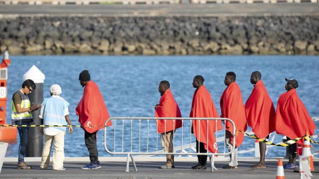 Un agente registra en el puerto de Arrecife (Lanzarote) a 88 migrantes subsaharianos rescatados por Salvamento Marítimo en dos pateras, el pasado jueves.