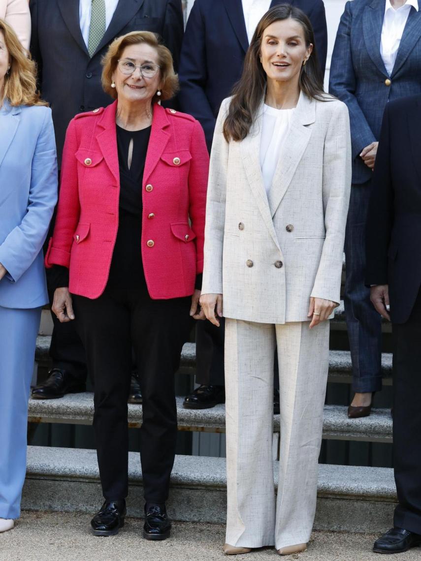 Letizia ha lucido un dos piezas de lino.