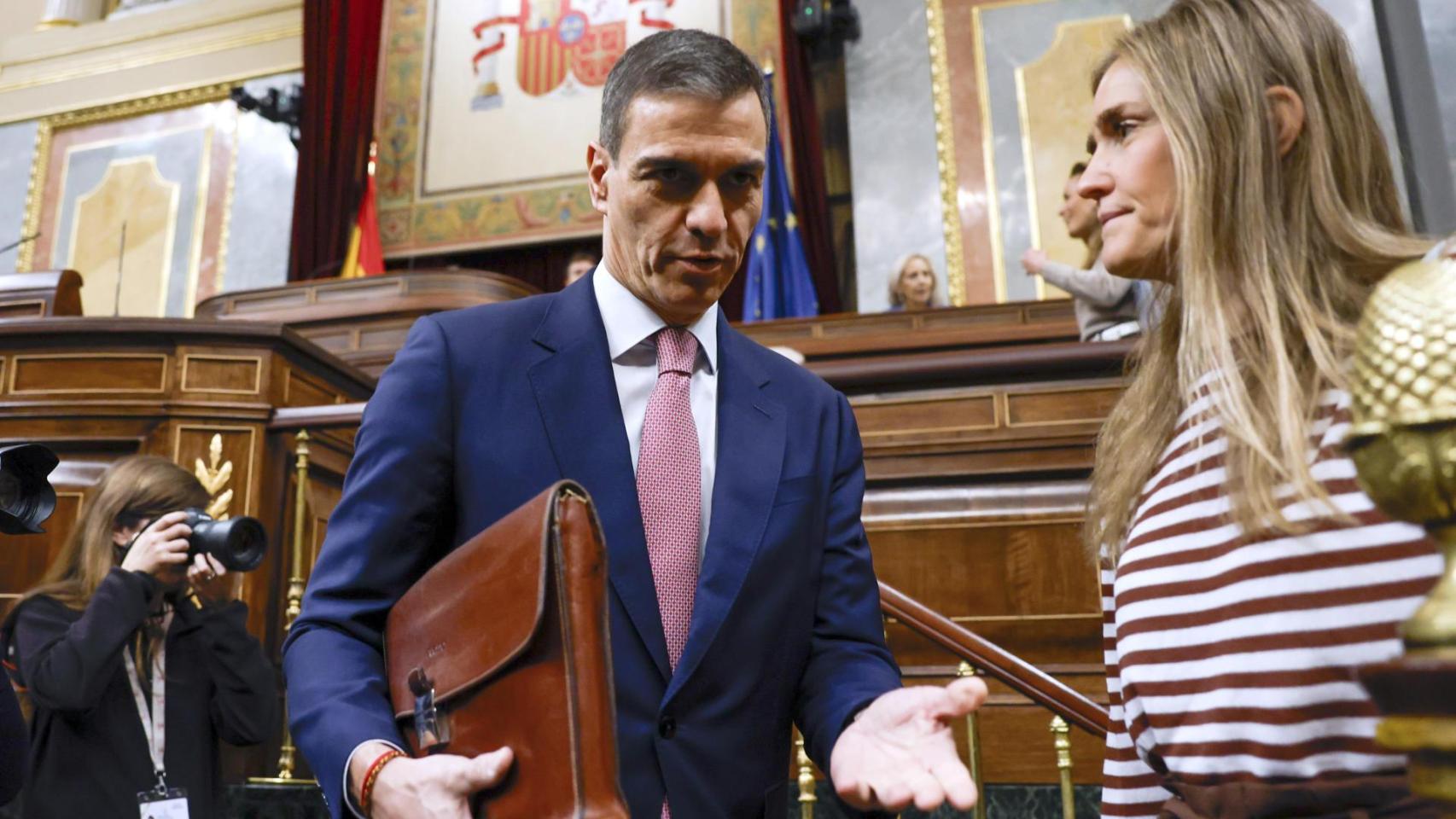 Feijóo le dice a Sánchez que "tiene miedo de Ábalos" por sus whatsapps y el presidente califica de "delito" la filtración