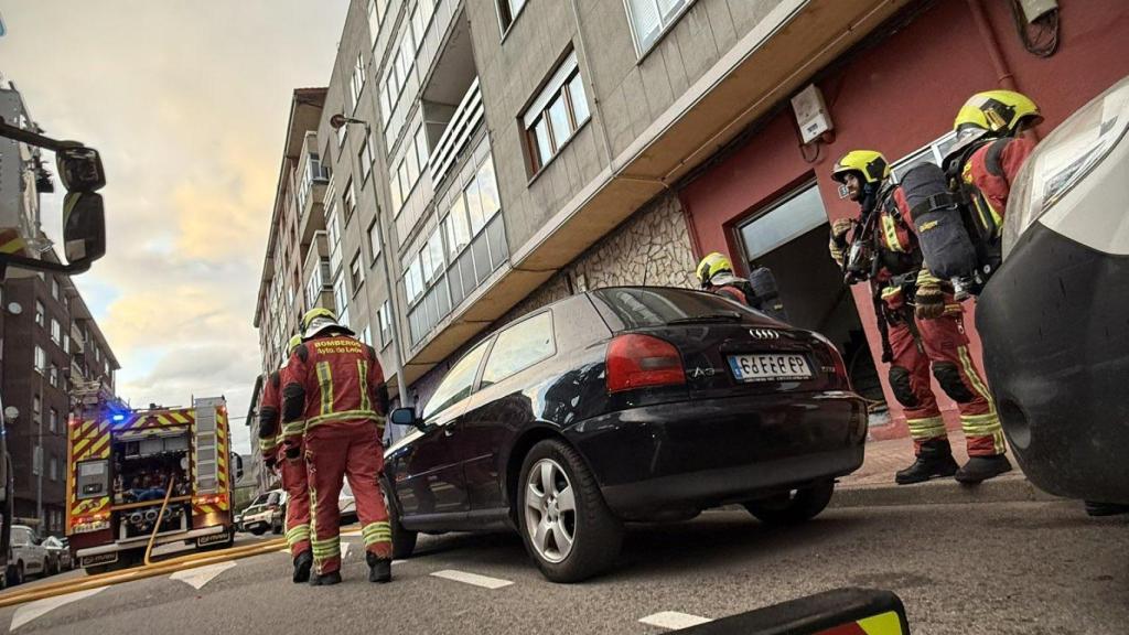 Imagen de los bomberos trabajando en el incendio de La Robla