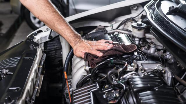 Imagen de archivo de un mecánico arreglando un coche.