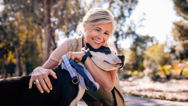 Una mujer abraza cariñosamente a su mascota.