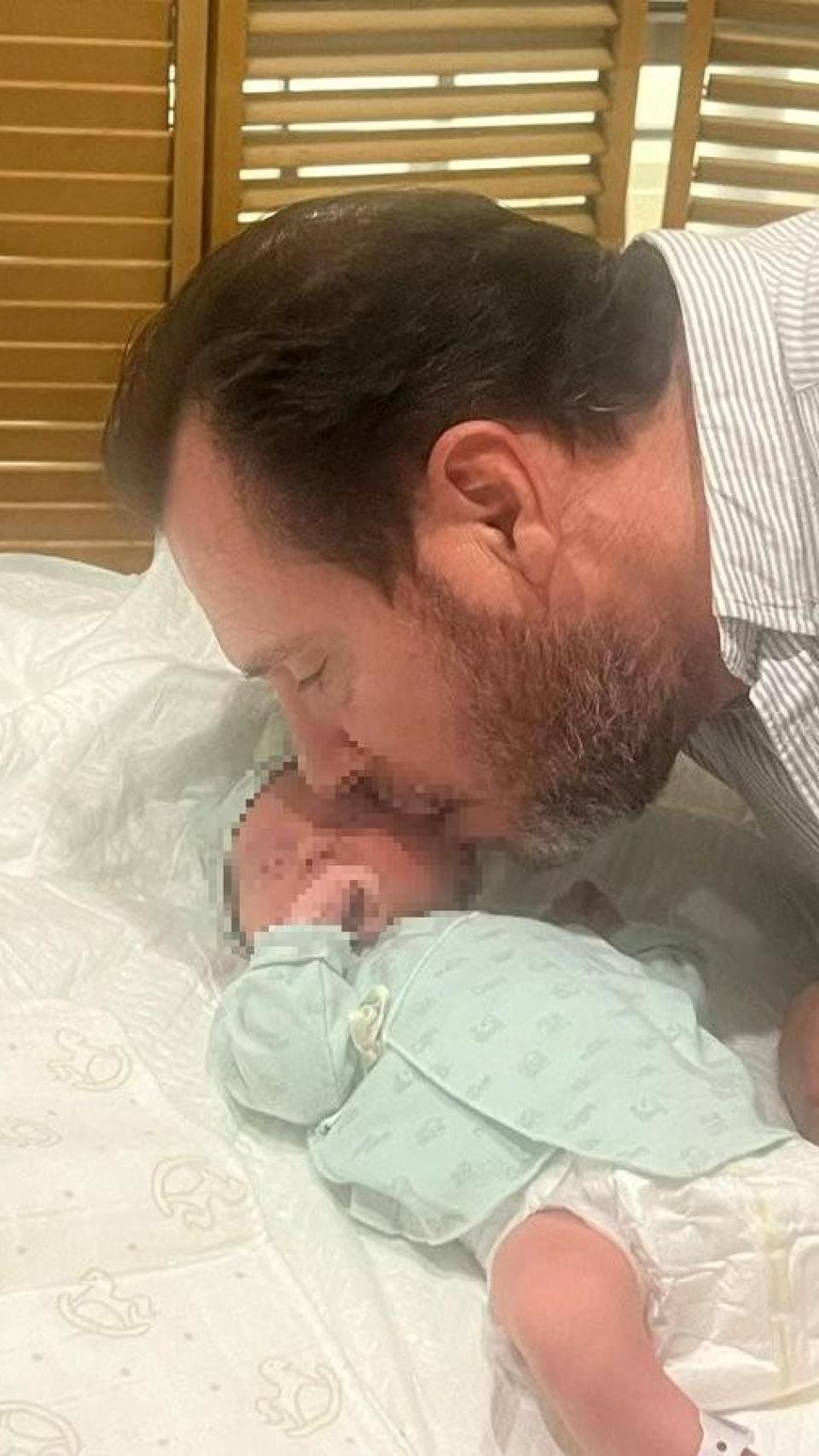 ÓScar Puente con el recién nacido en una fotografía de redes sociales.