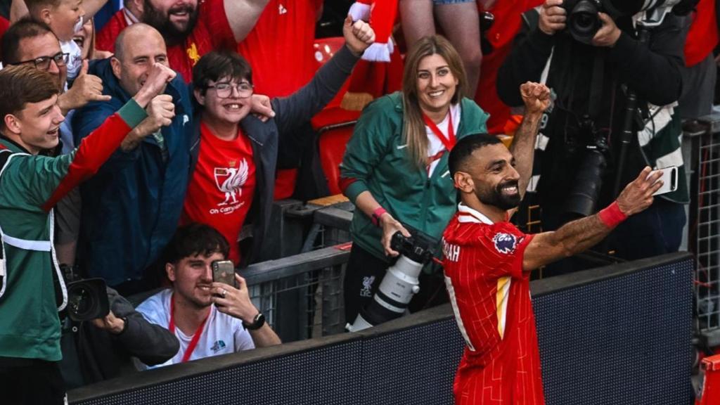 Mohamed Salah doing a selfie with Pixel 9 Pro