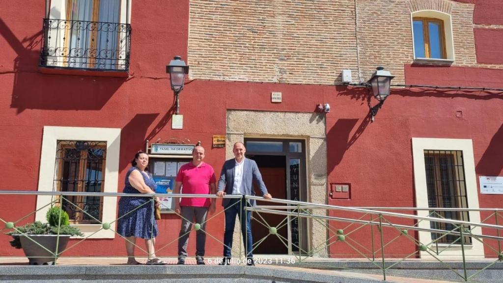 El delegado de la Junta en Talavera de la Reina, David Gómez, en su reunión con el alcalde de Gamonal (Toledo).