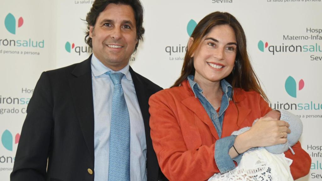 Francisco y Lourdes en la salida del hospital, con su hijo Nicolás en sus brazos.