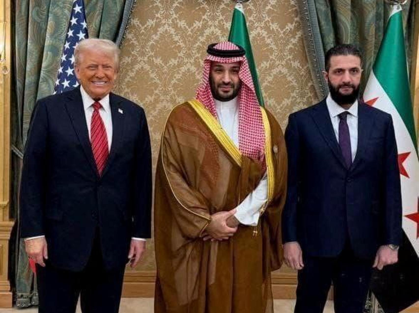Donald Trump, Mohamed bin Salman y Ahmed al Sharaa.