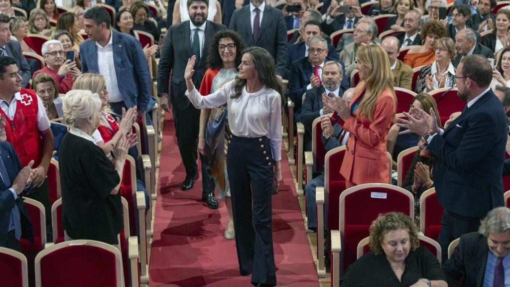 La reina Letizia saluda a su llegada este miércoles al Teatro Romea de Murcia donde ha presidido la entrega de Distinciones 2025 de Cruz Roja Española, con motivo del Día Internacional de Cruz Roja.