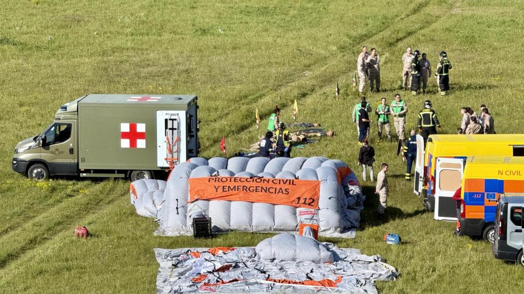 Los servicios de emergencias atienden a las supuestas víctimas del simulacro aéreo