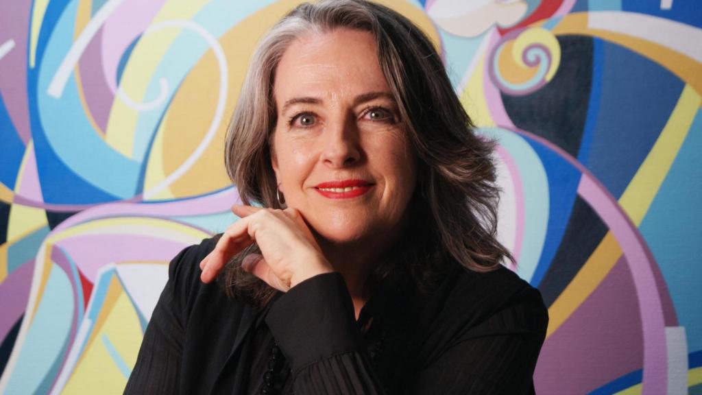 Ana Hernando posando con una de sus obras