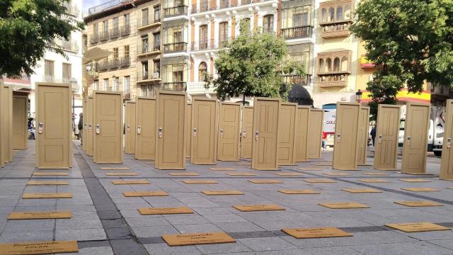 La Plaza de Zocodover de Toledo repleta de puertas y felpudos.