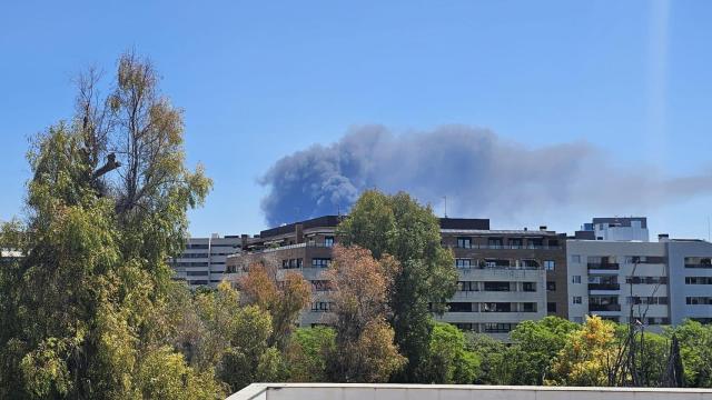 Columna de humo sobre Sevilla debido al incendio.