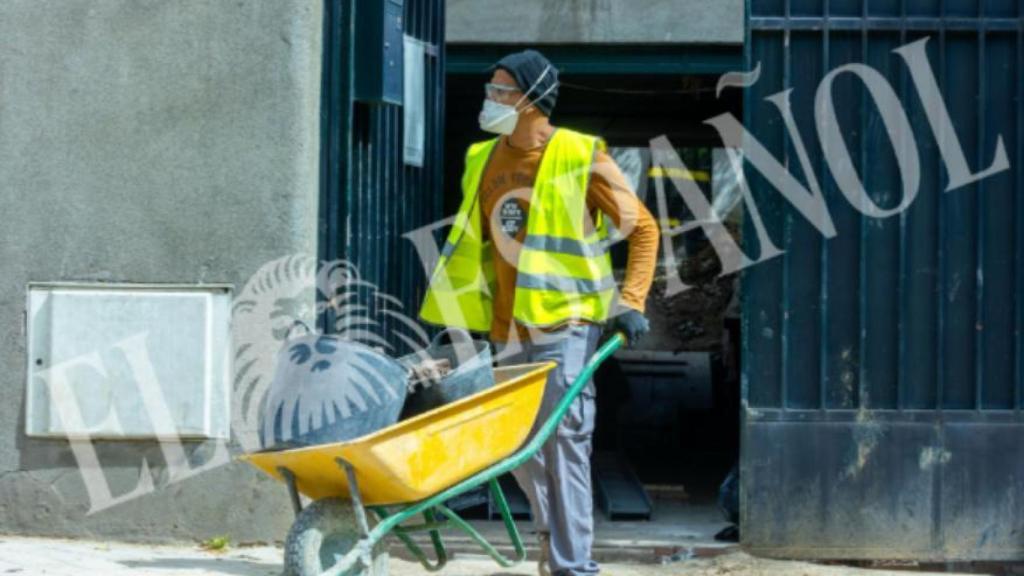 Los trabajadores en el frente de la casa.