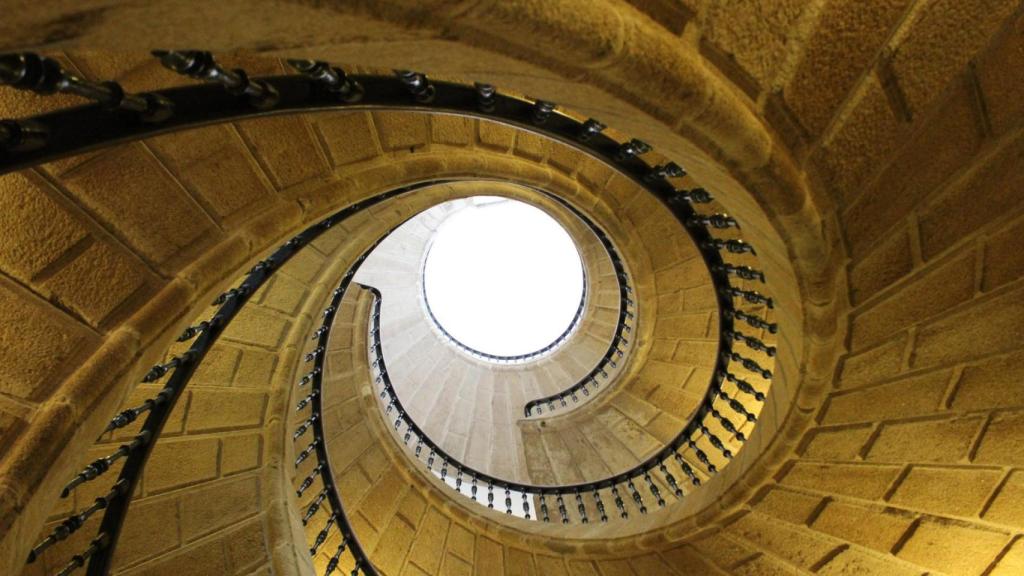 Escalera triple helicoidal.