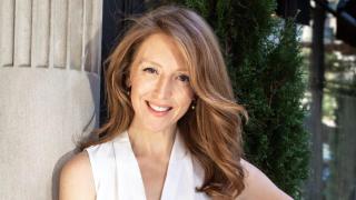 Casey Means, médico de Stanford: Salir a caminar después de comer, reduce drásticamente los picos de glucosa