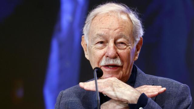 El escritor Eduardo Mendoza durante la rueda de prensa que ha ofrecido este miércoles en Barcelona, tras haber sido galardonado con el Premio Princesa de Asturias de las Letras 2025. Foto: Quique García / EFE
