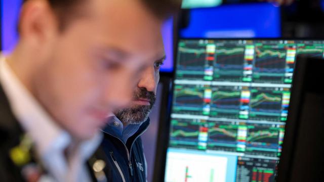 Dos operadores miran unos gráficos en las pantallas de la Bolsa de Nueva York.