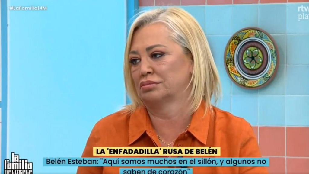 Belén Esteban enfadada en La familia de la Tele.