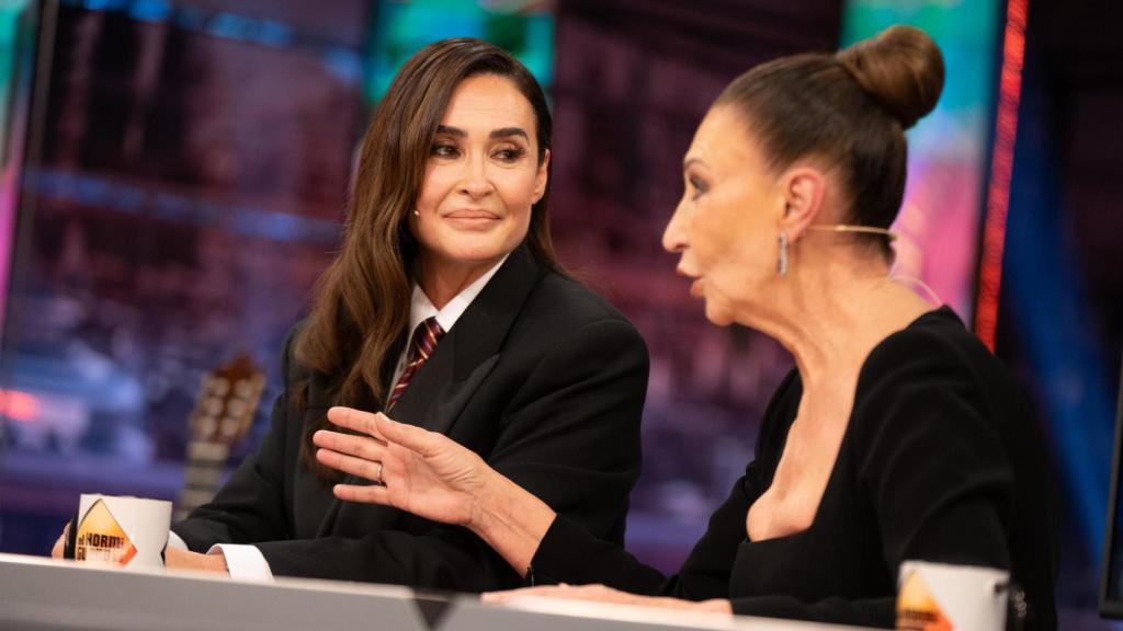 Vicky Martín Berrocal con su madre, Victoria, en 'El Hormiguero'.
