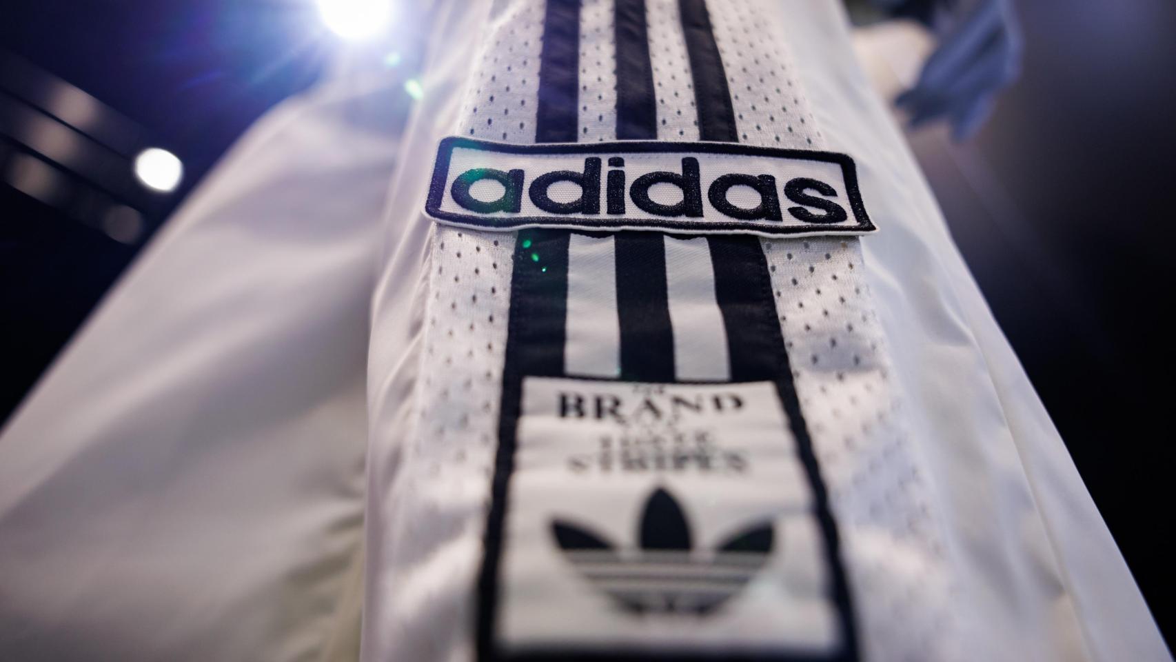 Una camiseta deportiva de Adidas.