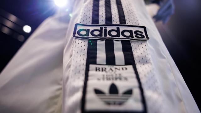 Una camiseta deportiva de Adidas.
