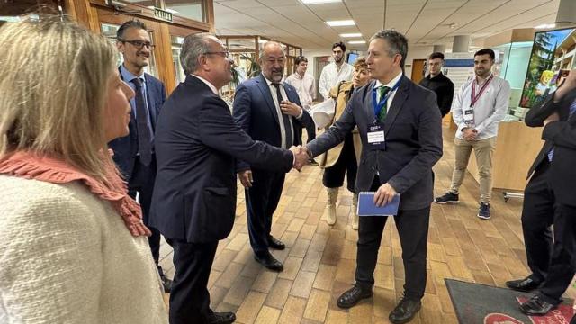 Juan Alfonso Ruiz Molina saludando en su llegada al campus de la UCLM en Ciudad Real.