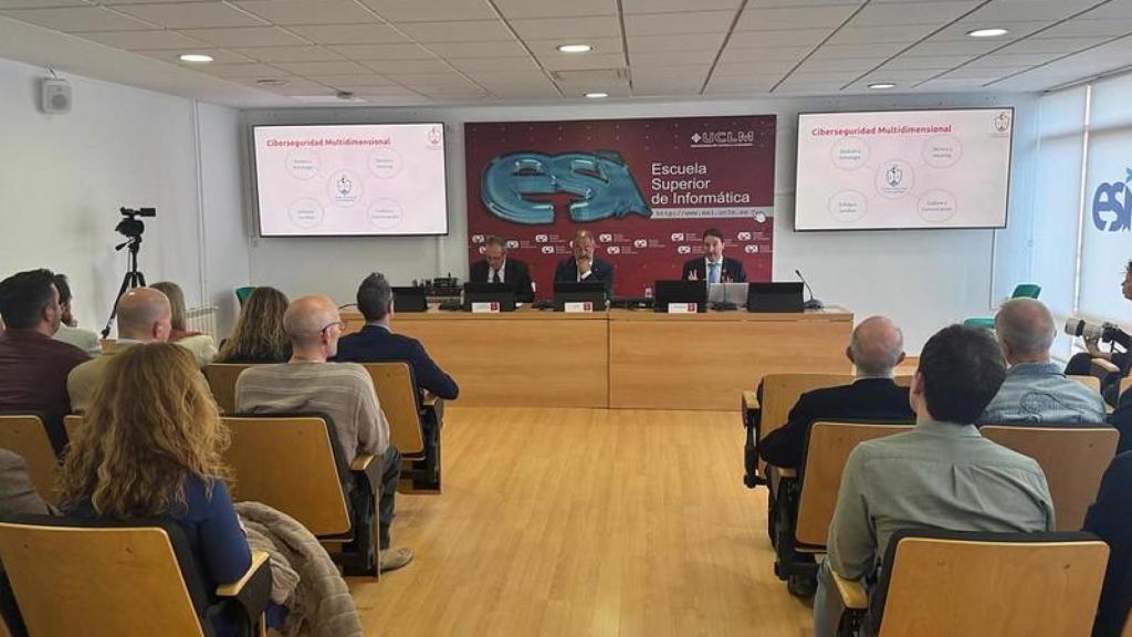 El consejero de Hacienda, Administraciones Públicas y Transformación Digital, Juan Alfonso Ruiz Molina, ha participado en la presentación de la Cátedra de Ciberseguridad.