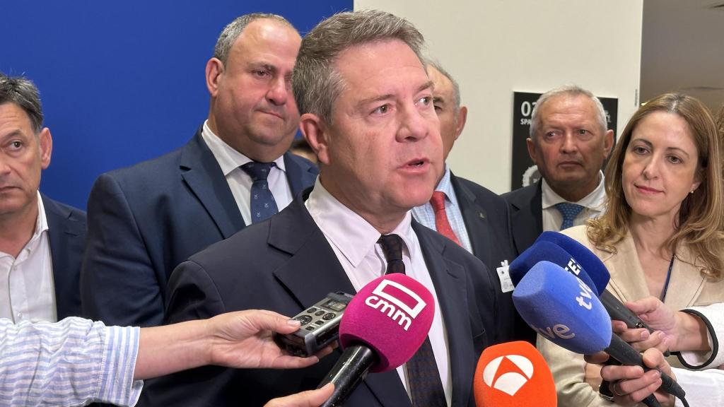Emiliano García-Page durante su atención a los medios en Bruselas.