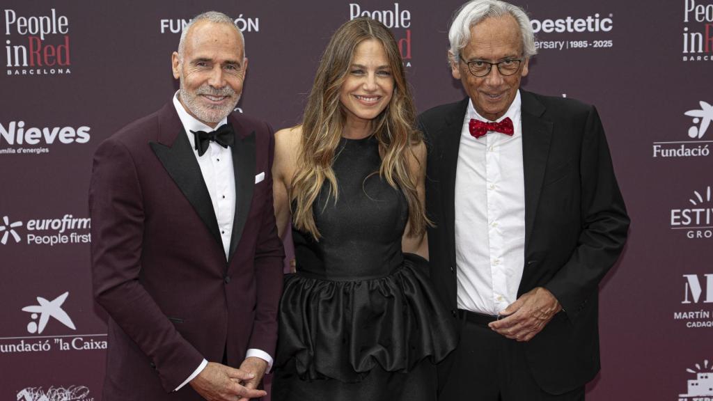 Martina Klein y su compañero, Alex, junto con Bonaventura Clotet, el lunes pasado, en Barcelona.