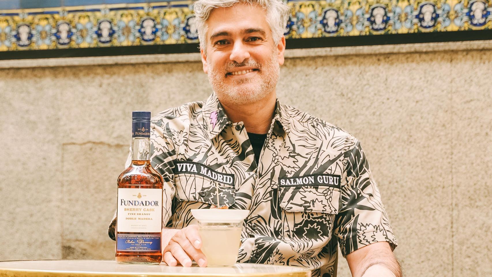 Diego Cabrera, con el cóctel.