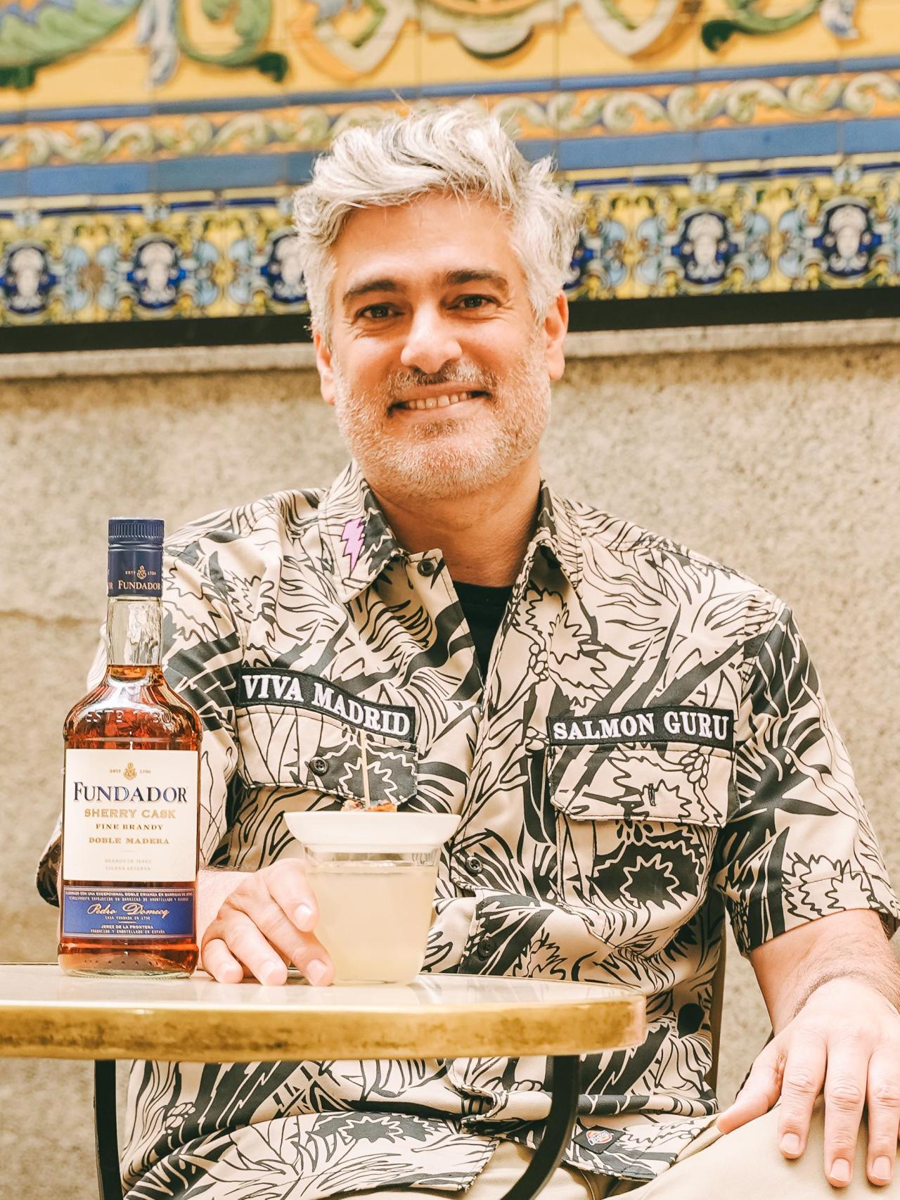Diego Cabrera, con el cóctel.
