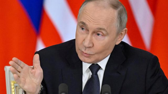 El presidente ruso, Vladimir Putin, se reúne con el primer ministro de Malasia, Anwar Ibrahim, en Moscú.