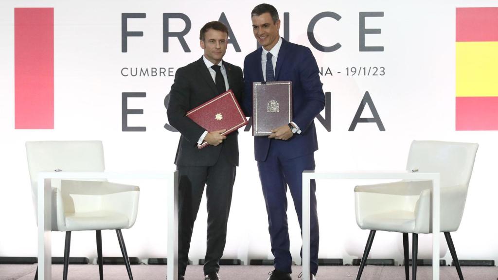 Emmanuel Macron y Pedro Sánchez, tras firmar elTratado de Amistad y Cooperación entre Francia y España, en enero de 2023, en Barcelona.