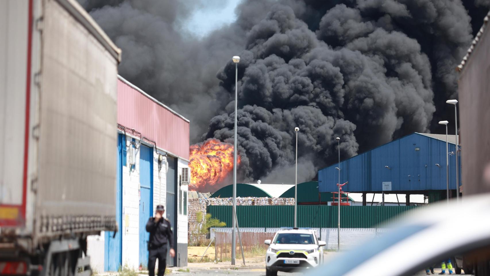 Las imágenes del incendio en la nave de Alcalá de Guadaíra (Sevilla)