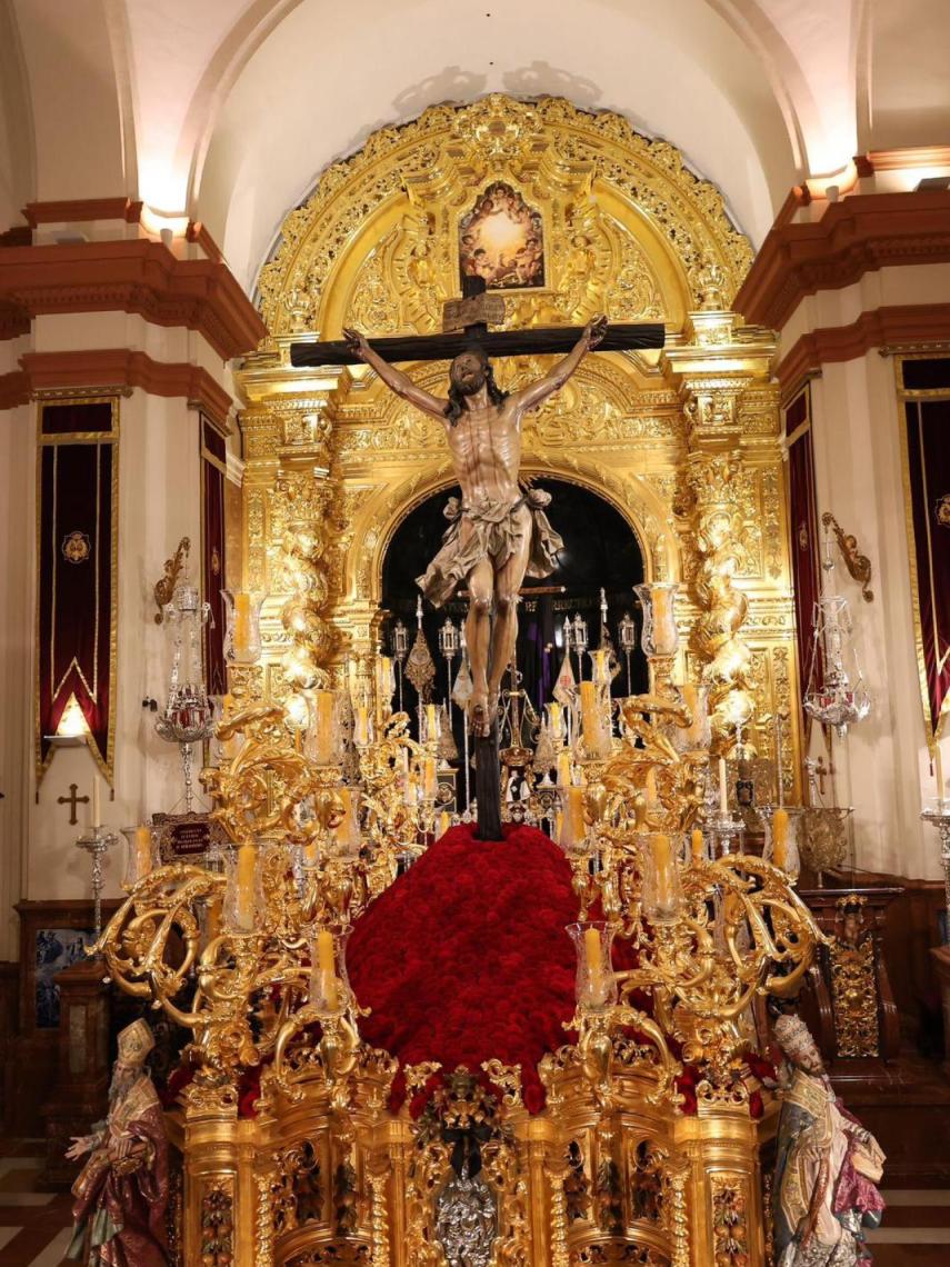El paso del Cachorro, preparado para salir con sus flores el Viernes Santo 2025.