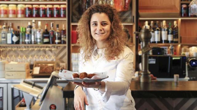 Gemma con sus croquetas en Ultramarinos Mari Carmen