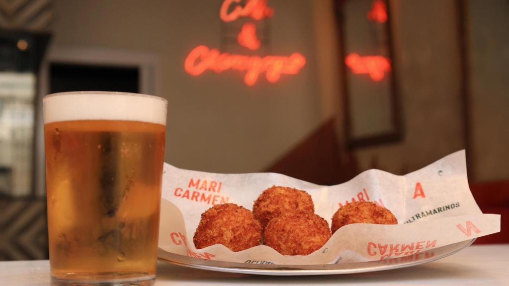 Las sabrosas croquetas y una caña