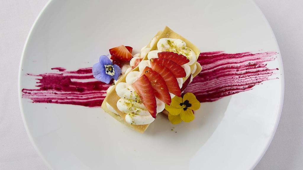 Milhojas de fresas al balsámico y crema mascarpone.