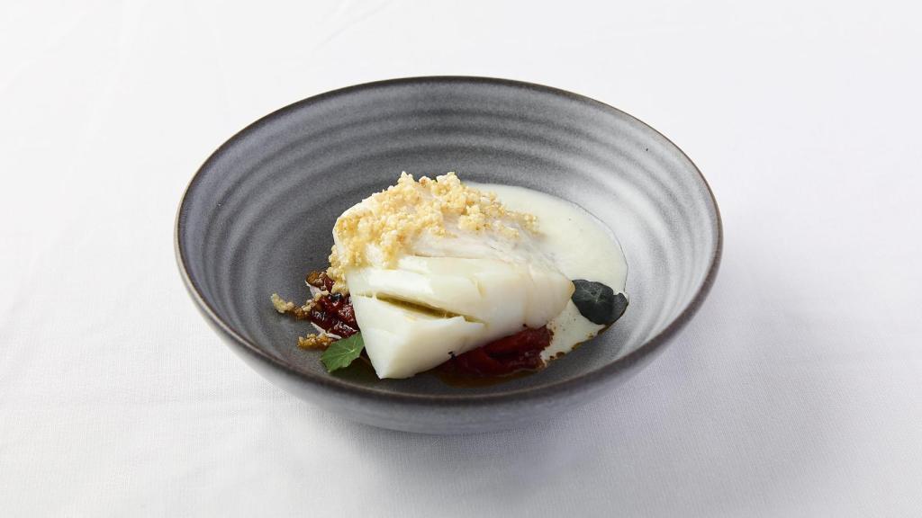 Bacalao confitado con polvo de torrezno suflado y su pil-pil.