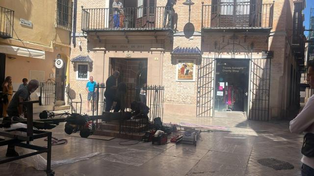 Una imagen de la reinstalación de la pieza.