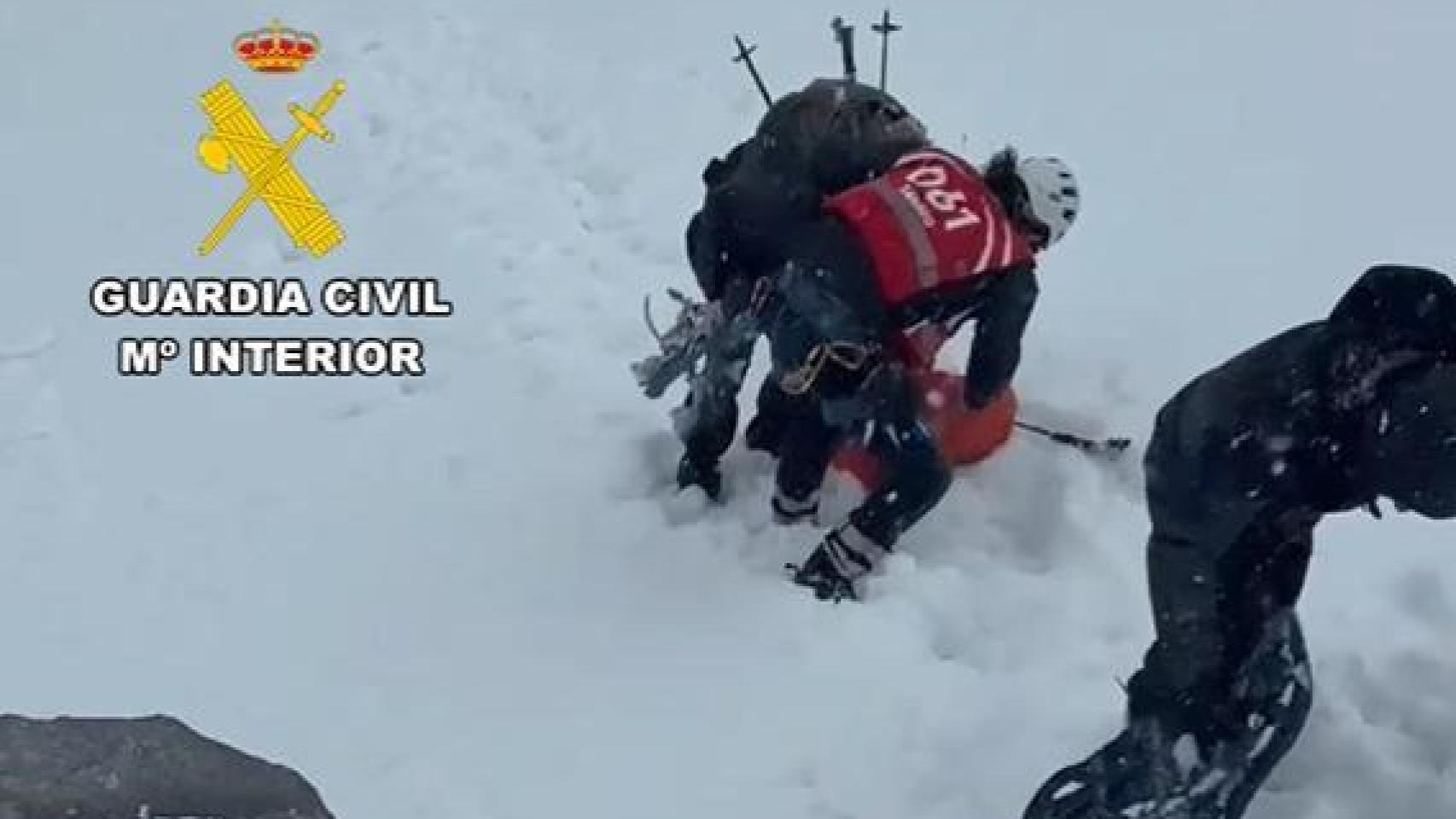 Una fuerte tormenta de granizo sorprende a cuatro montañeros y son rescatados por la Guardia Civil