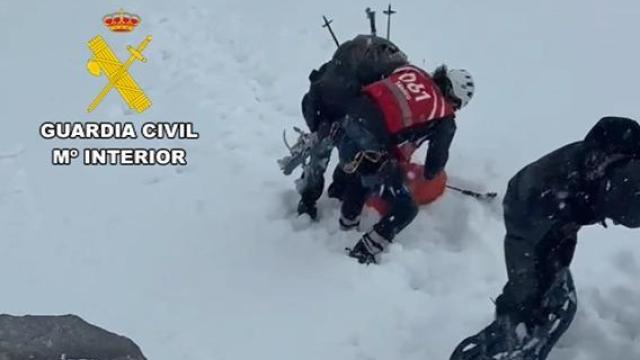 Una tormenta de granizo sorprende a cuatro montañeros y son rescatados por la Guardia Civil
