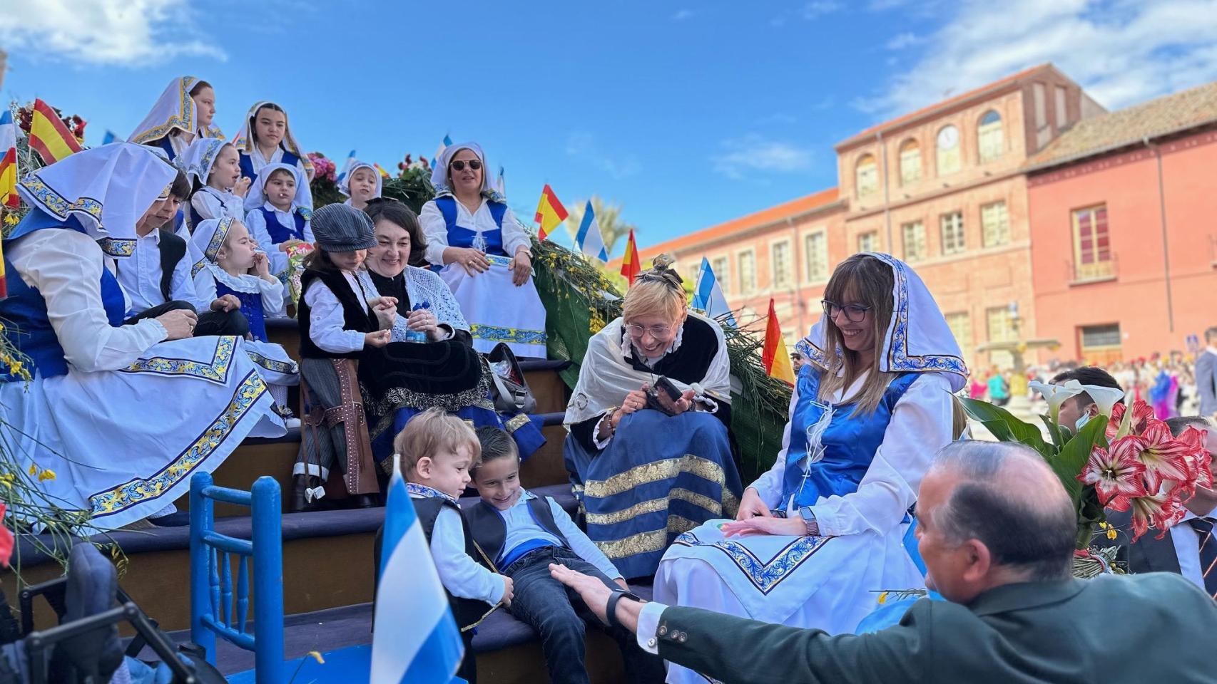 Miles de personas rinden homenaje al campo en el gran desfile de San Isidro de Talavera de la Reina