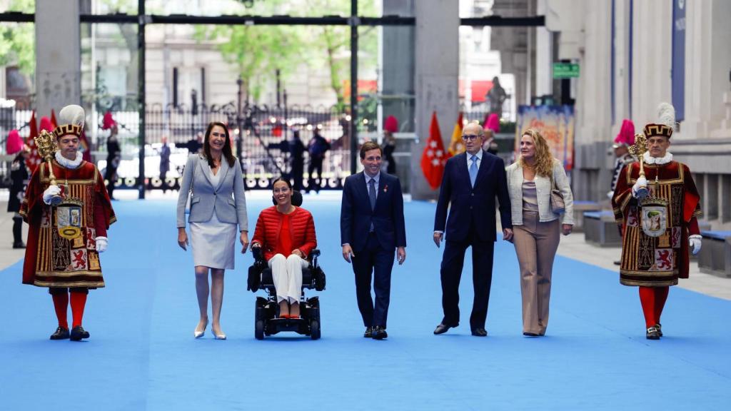 El alcalde de Madrid, José Luis Martínez Almeida, junto a los premiados con la Medalla de Oro de Madrid.